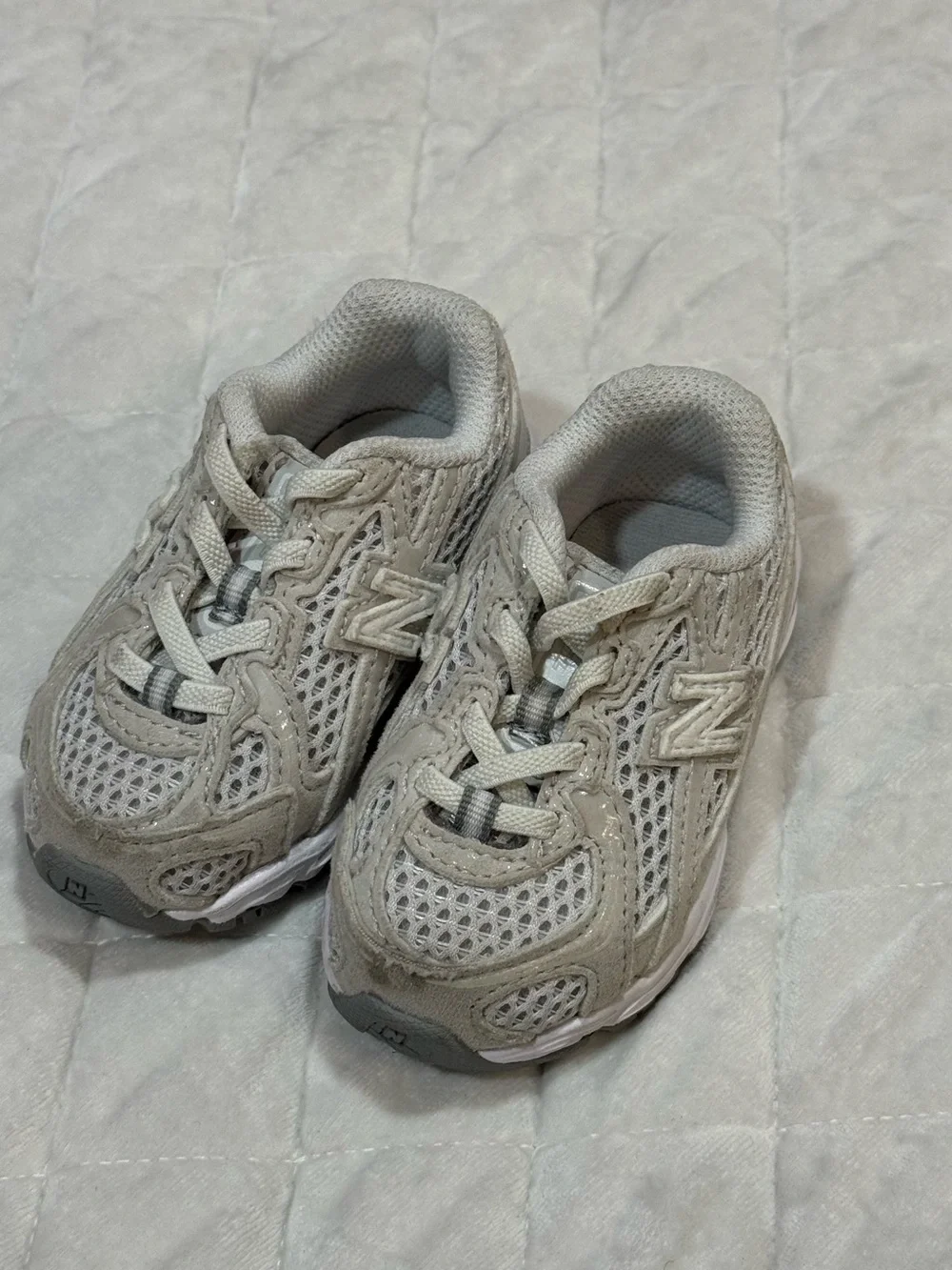 New Balance Kids Mesh Lace-Up Sneakers in Light Gray
